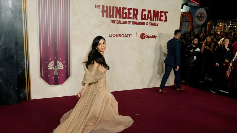Rachel Zegler, del elenco de "The Hunger Games: The Ballad of Songbirds & Snakes", camina por...